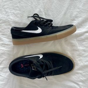 NIKE SB - Janoskis Nike SB black w gum sole. Mens US 7. Never worn!